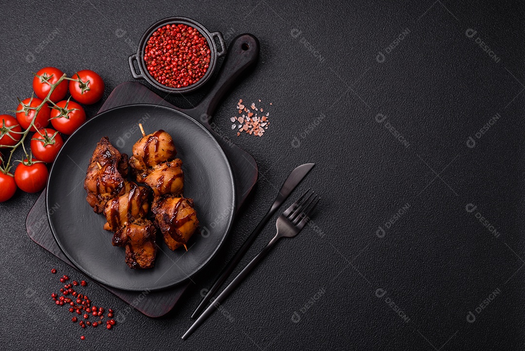 Deliciosa saborosa carne de frango em um prato branco