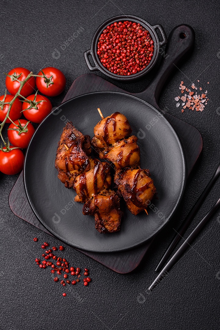 Deliciosa saborosa carne de frango em um prato branco