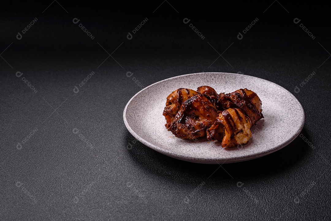 Deliciosa saborosa carne de frango em um prato branco