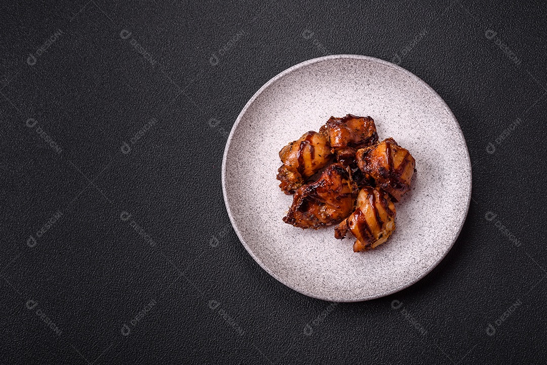 Deliciosa saborosa carne de frango em um prato branco