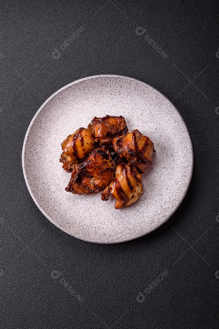 Deliciosa saborosa carne de frango em um prato branco