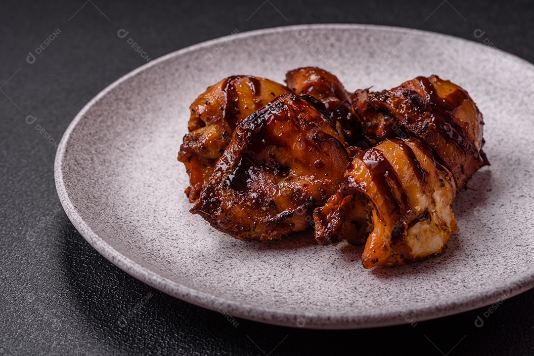 Deliciosa saborosa carne de frango em um prato
