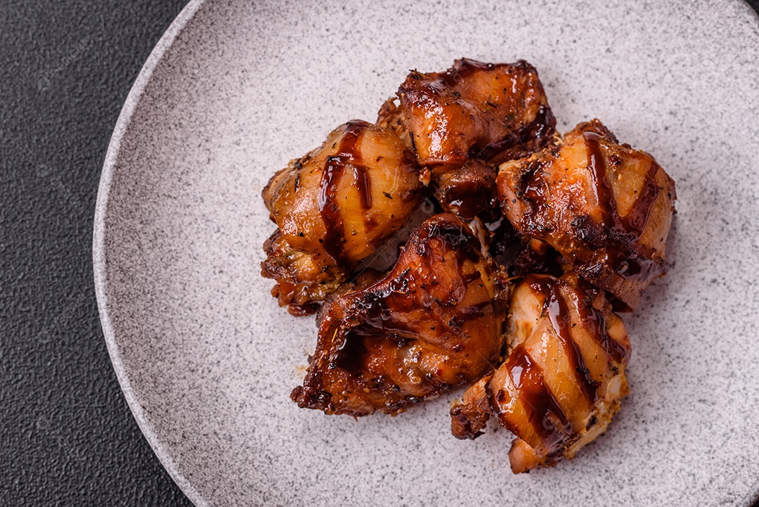 Deliciosa saborosa carne de frango em um prato