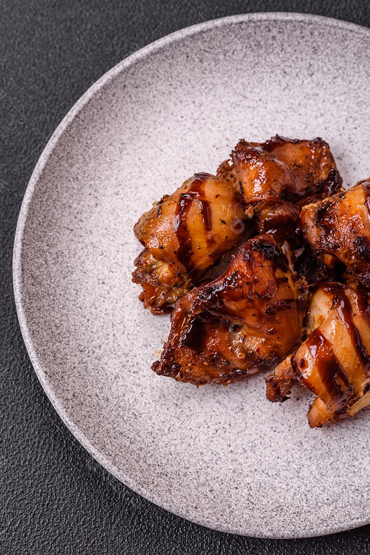 Deliciosa saborosa carne de frango em um prato