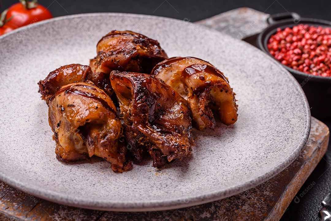 Deliciosa saborosa carne de frango em um prato