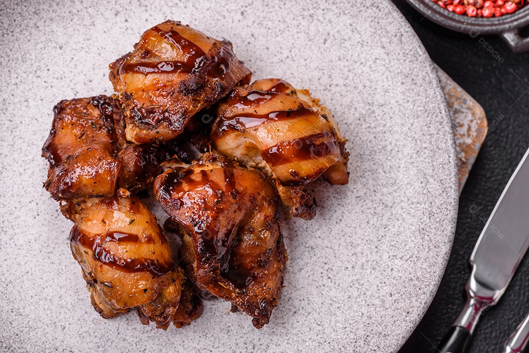 Deliciosa saborosa carne de frango em um prato