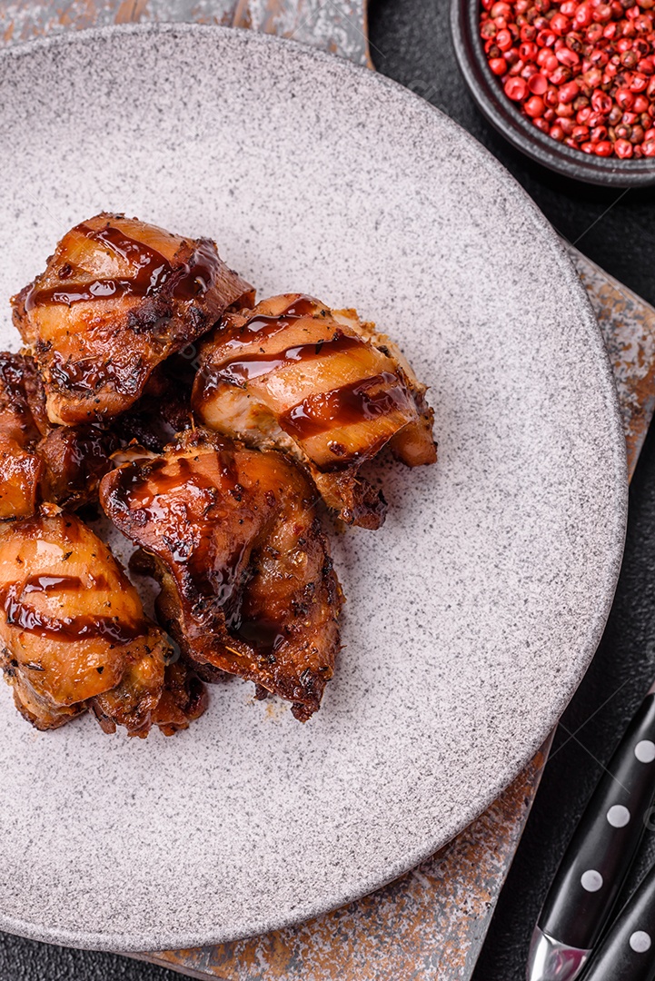 Deliciosa saborosa carne de frango em um prato