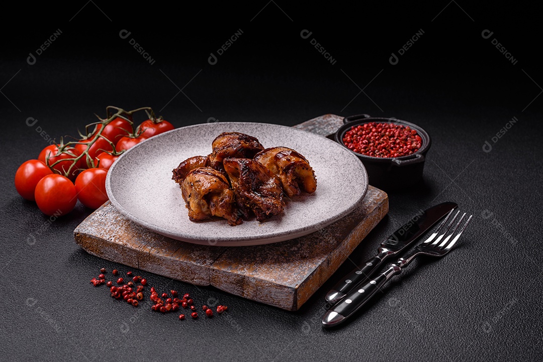 Deliciosa saborosa carne de frango em um prato