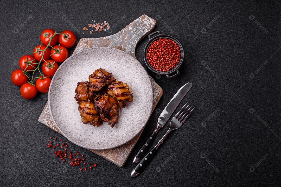 Deliciosa saborosa carne de frango em um prato