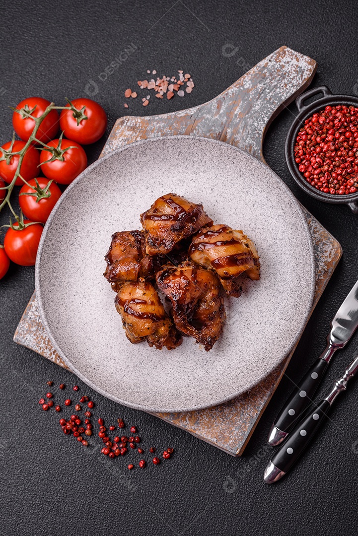 Deliciosa saborosa carne de frango em um prato