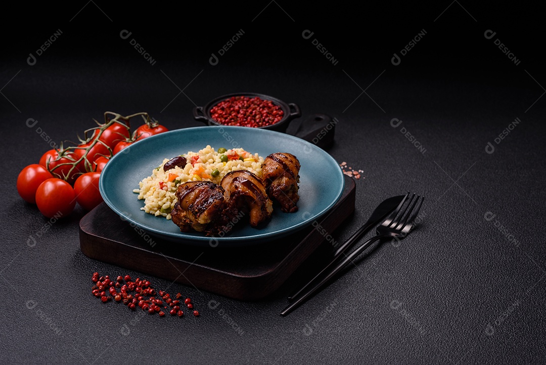 Cuscuz marroquino tradicional com legumes e grão-de-bico. Um prato saboroso e nutritivo