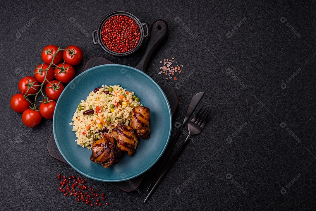 Cuscuz marroquino tradicional com legumes e grão-de-bico. Um prato saboroso e nutritivo