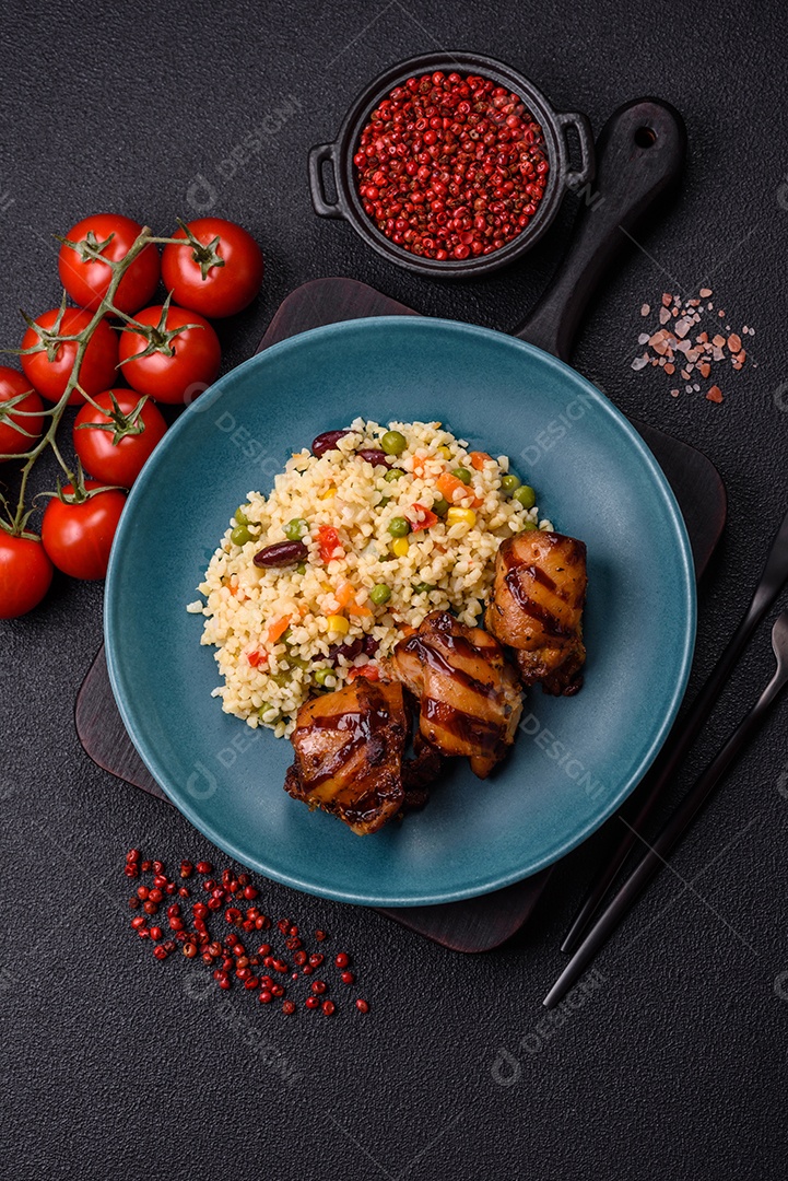 Cuscuz marroquino tradicional com legumes e grão-de-bico. Um prato saboroso e nutritivo