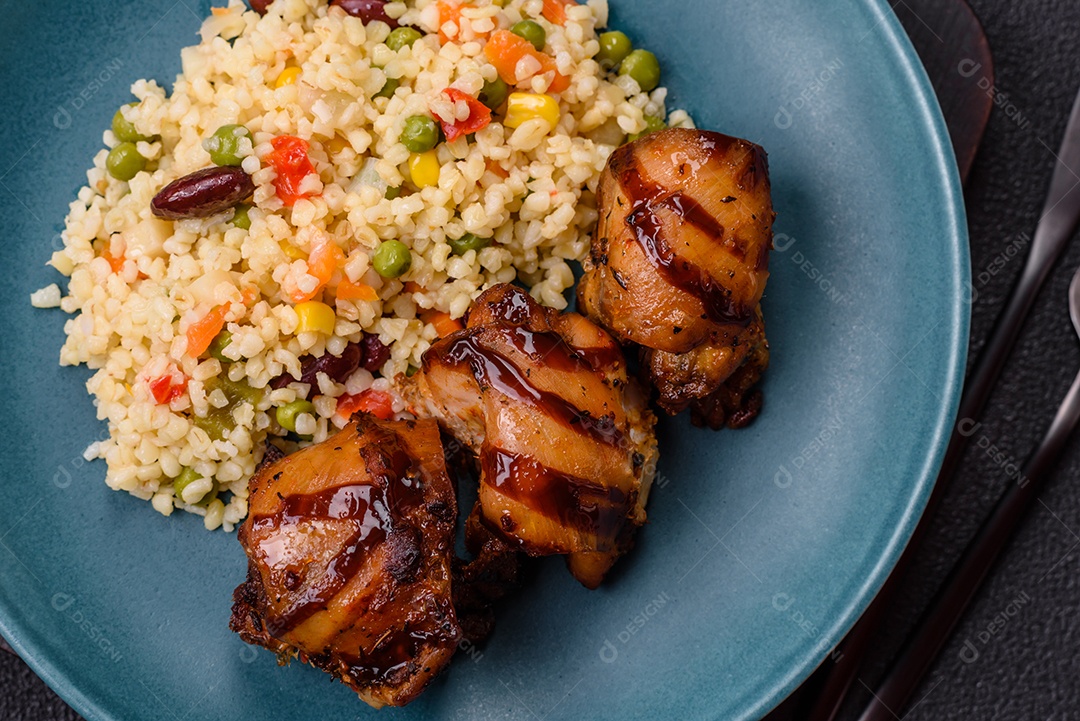 Cuscuz marroquino tradicional com legumes e grão-de-bico. Um prato saboroso e nutritivo