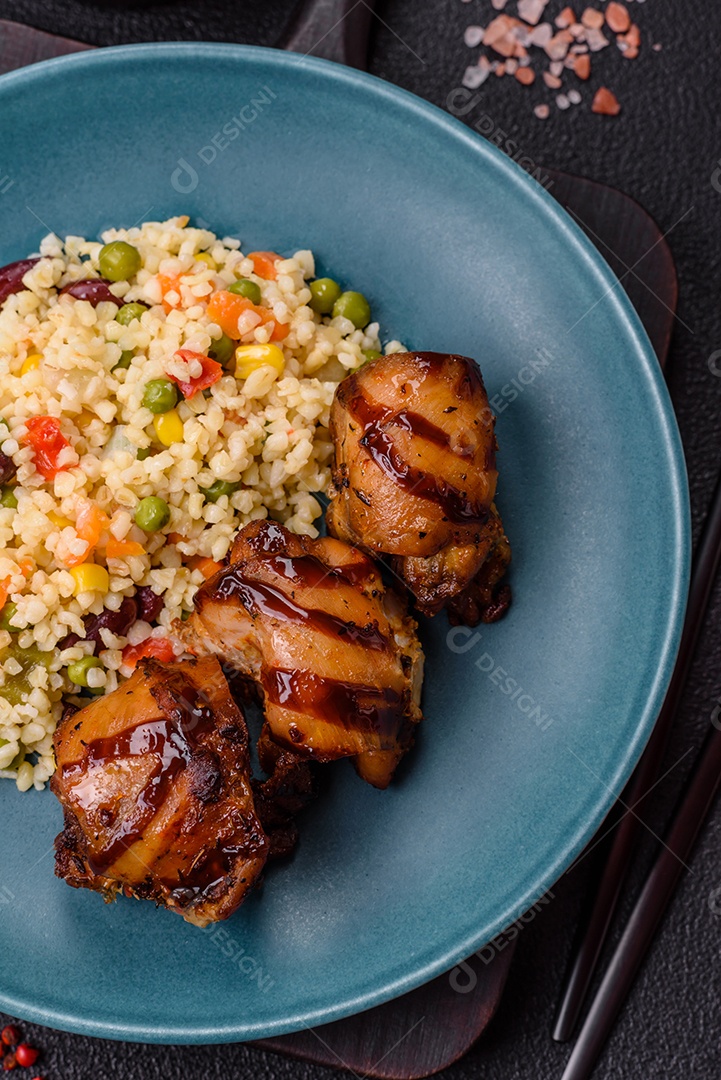 Cuscuz marroquino tradicional com legumes e grão-de-bico. Um prato saboroso e nutritivo