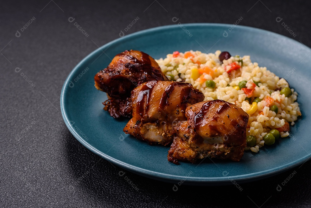 Cuscuz marroquino tradicional com legumes e grão-de-bico. Um prato saboroso e nutritivo