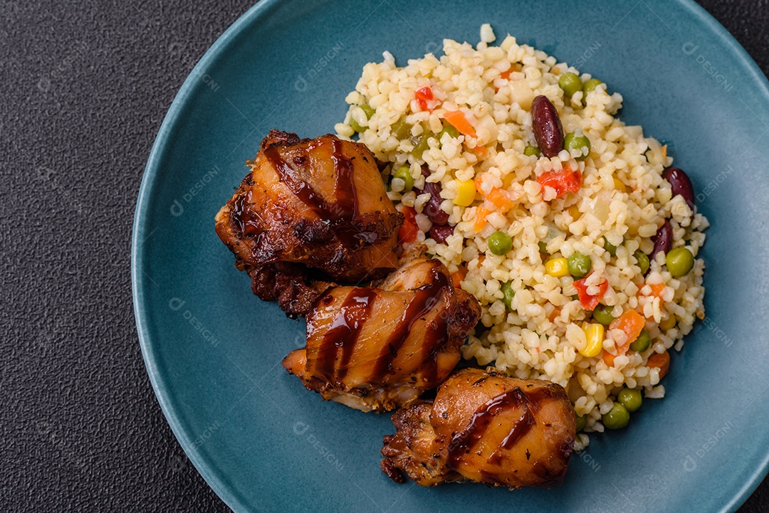 Cuscuz marroquino tradicional com legumes e grão-de-bico. Um prato saboroso e nutritivo