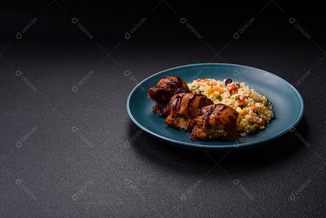 Cuscuz marroquino tradicional com legumes e grão-de-bico. Um prato saboroso e nutritivo