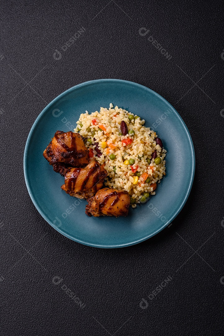 Cuscuz marroquino tradicional com legumes e grão-de-bico. Um prato saboroso e nutritivo