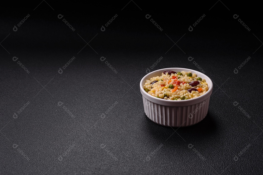 Cuscuz marroquino tradicional com legumes e grão-de-bico. Um prato saboroso e nutritivo