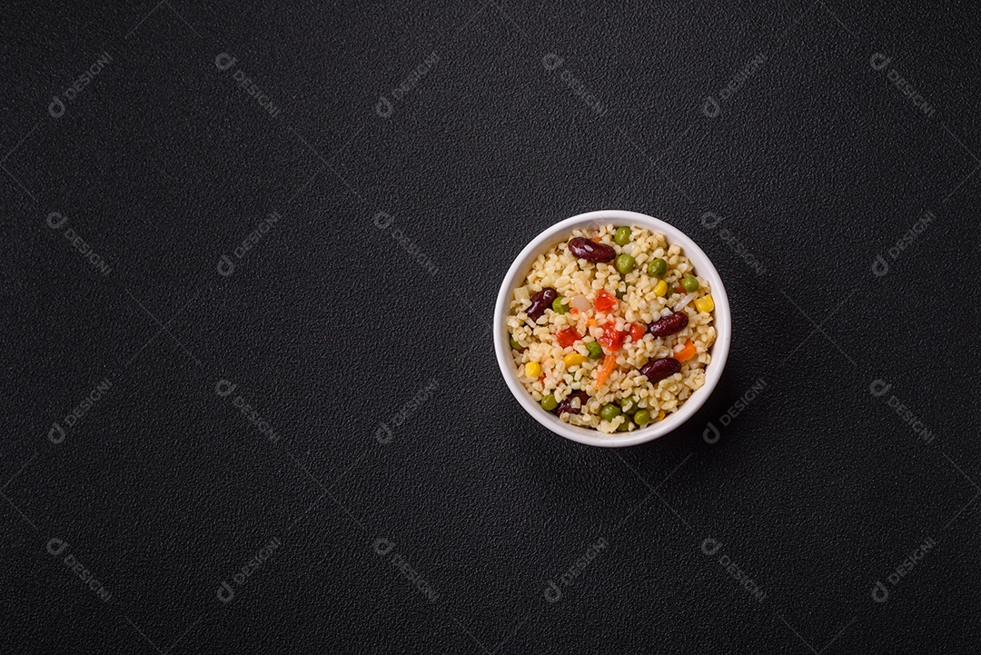 Cuscuz marroquino tradicional com legumes e grão-de-bico. Um prato saboroso e nutritivo