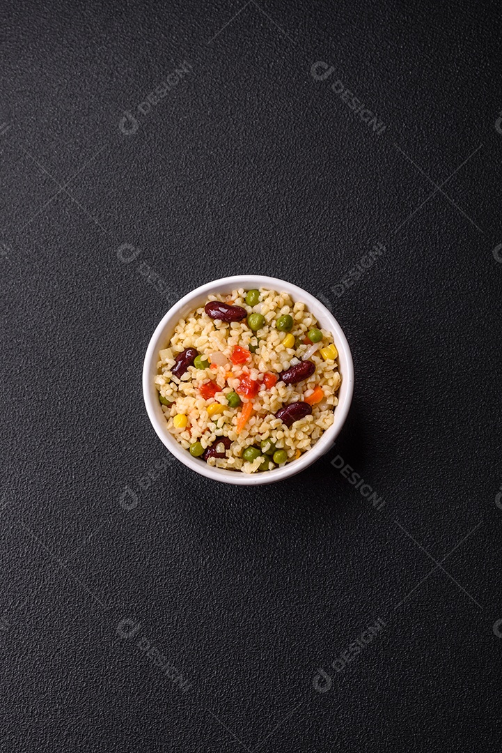 Cuscuz marroquino tradicional com legumes e grão-de-bico. Um prato saboroso e nutritivo