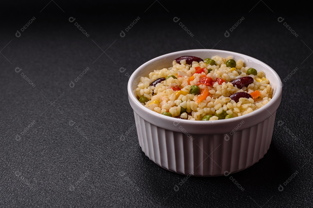 Cuscuz marroquino tradicional com legumes e grão-de-bico. Um prato saboroso e nutritivo