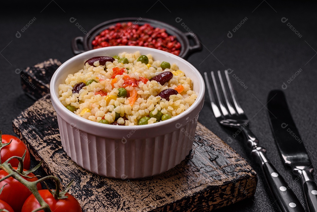 Cuscuz marroquino tradicional com legumes e grão-de-bico. Um prato saboroso e nutritivo