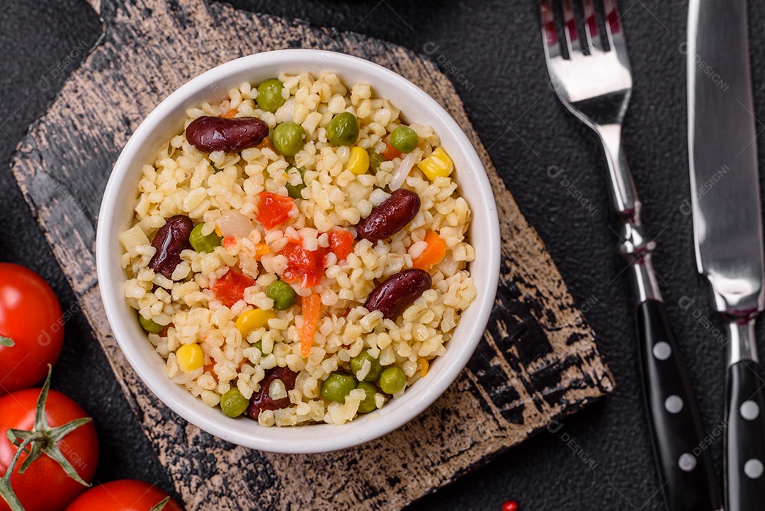 Cuscuz marroquino tradicional com legumes e grão-de-bico. Um prato saboroso e nutritivo