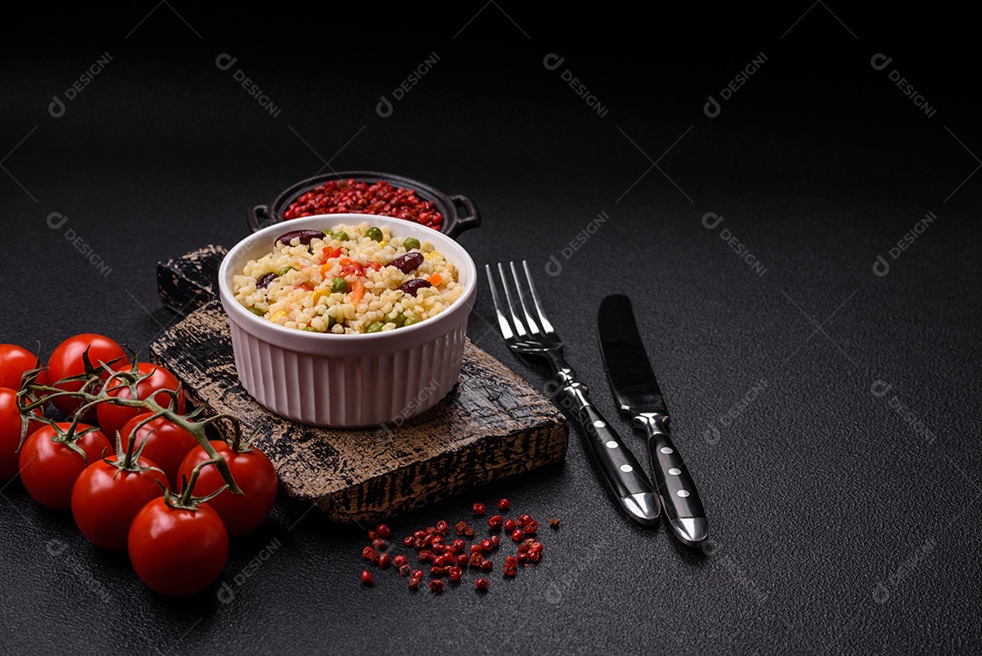 Cuscuz marroquino tradicional com legumes e grão-de-bico. Um prato saboroso e nutritivo