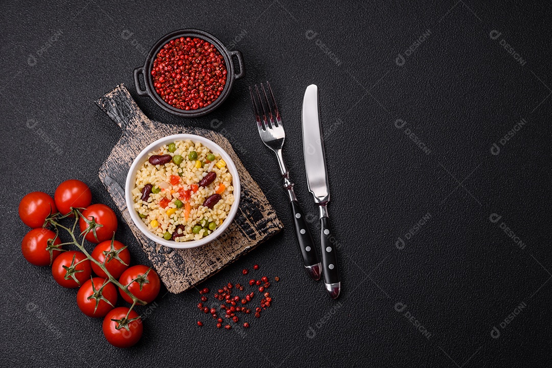 Cuscuz marroquino tradicional com legumes e grão-de-bico. Um prato saboroso e nutritivo