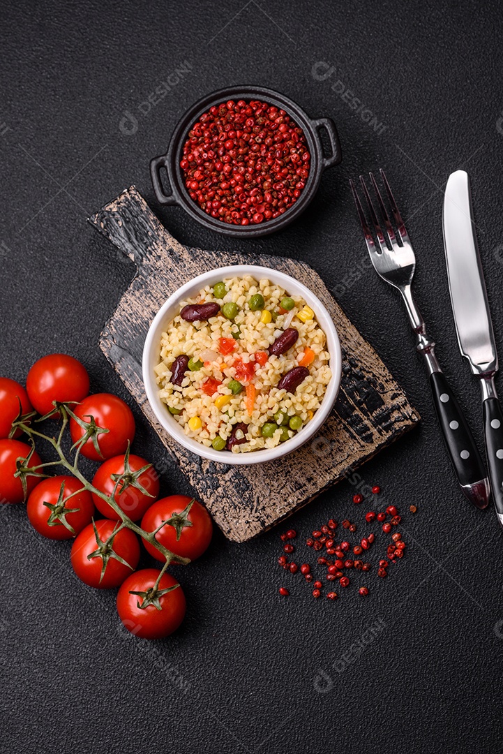 Cuscuz marroquino tradicional com legumes e grão-de-bico. Um prato saboroso e nutritivo