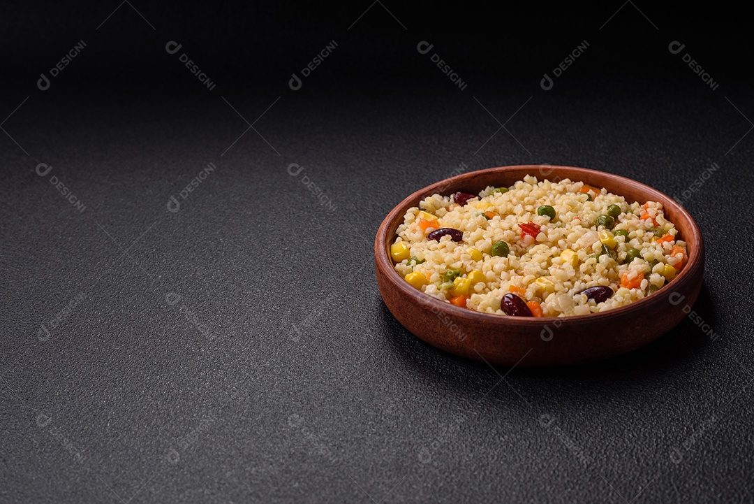 Cuscuz marroquino tradicional com legumes e grão-de-bico. Um prato saboroso e nutritivo