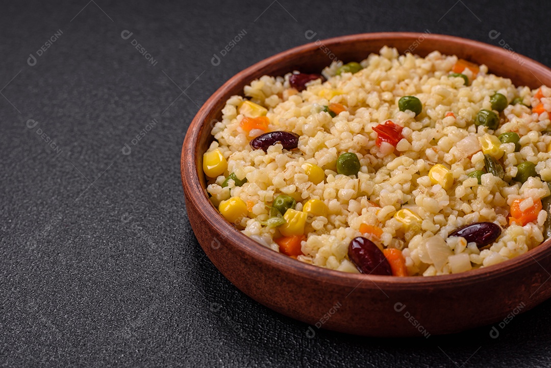 Cuscuz marroquino tradicional com legumes e grão-de-bico. Um prato saboroso e nutritivo