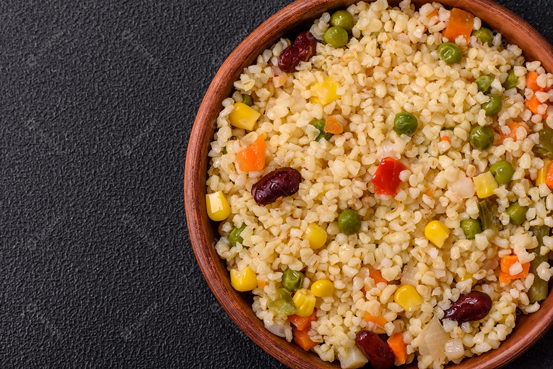 Cuscuz marroquino tradicional com legumes e grão-de-bico. Um prato saboroso e nutritivo