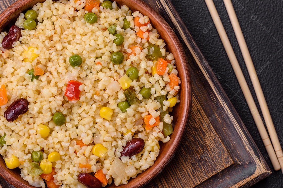 Cuscuz marroquino tradicional com legumes e grão-de-bico. Um prato saboroso e nutritivo