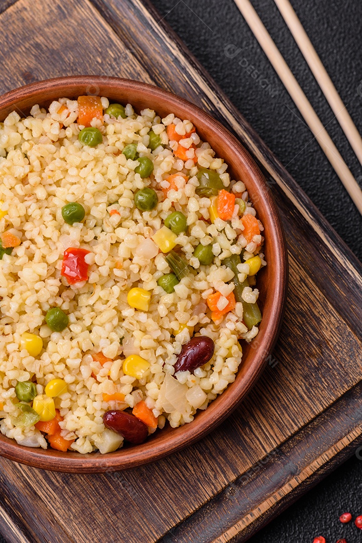 Cuscuz marroquino tradicional com legumes e grão-de-bico. Um prato saboroso e nutritivo