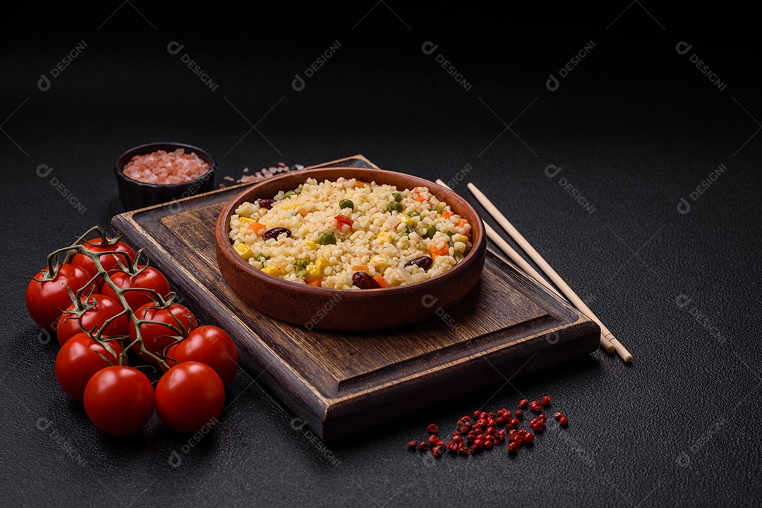 Cuscuz marroquino tradicional com legumes e grão-de-bico. Um prato saboroso e nutritivo