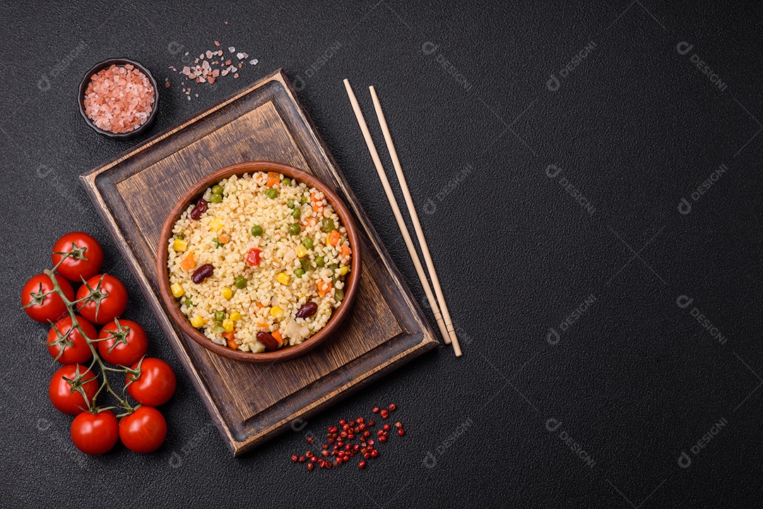 Cuscuz marroquino tradicional com legumes e grão-de-bico. Um prato saboroso e nutritivo