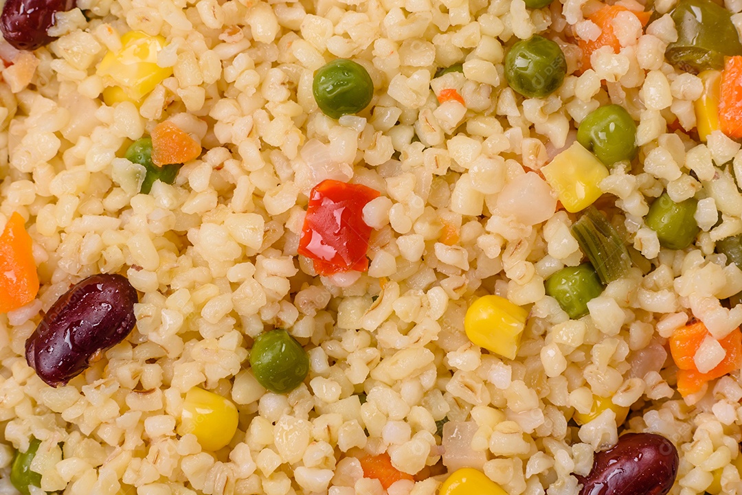 Cuscuz marroquino tradicional com legumes e grão-de-bico. Um prato saboroso e nutritivo