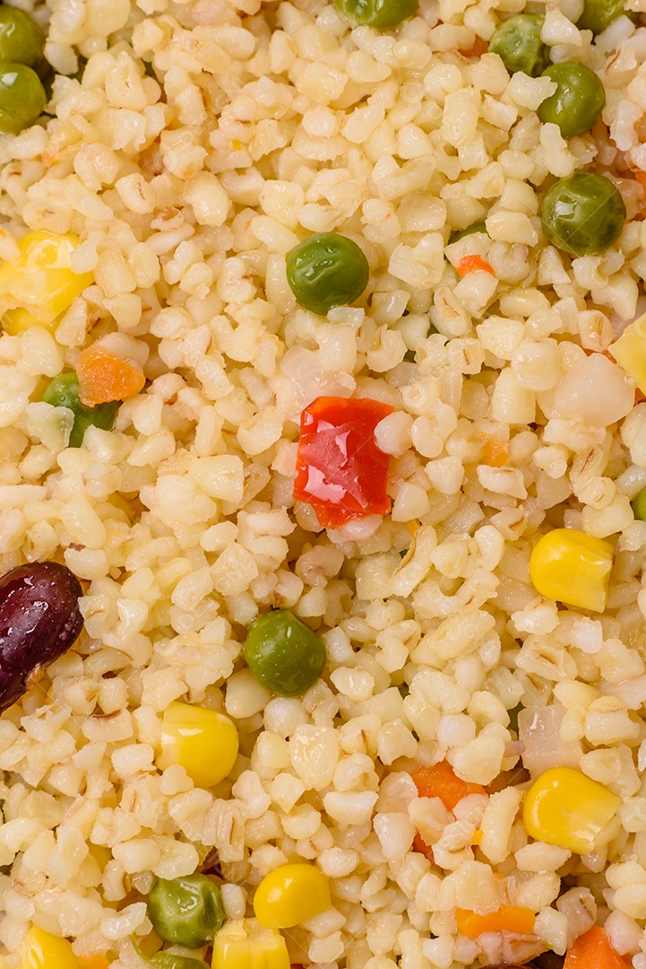 Cuscuz marroquino tradicional com legumes e grão-de-bico. Um prato saboroso e nutritivo