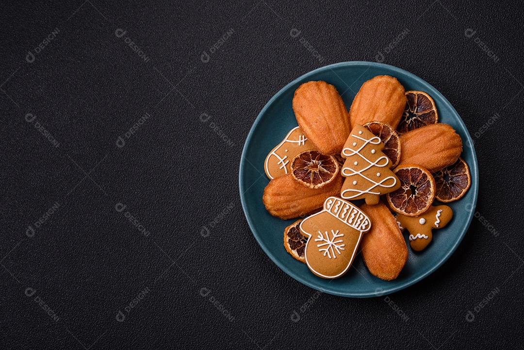 Bolinho francês saboroso em uma tábua de madeira