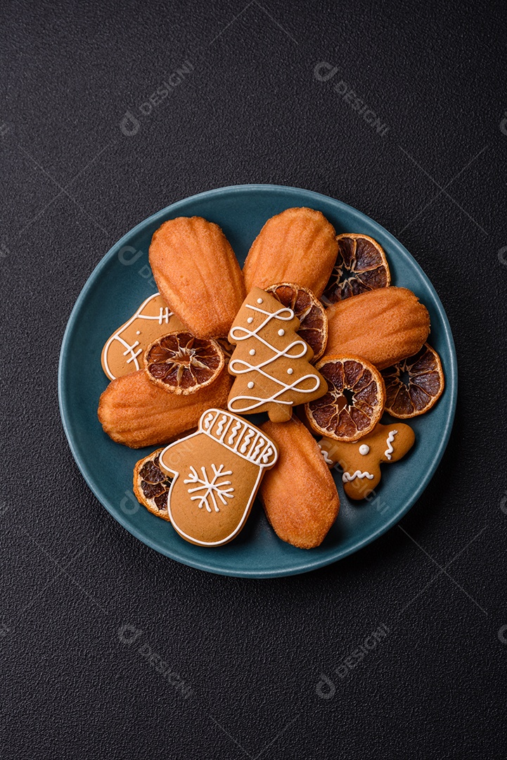 Bolinho francês saboroso em uma tábua de madeira