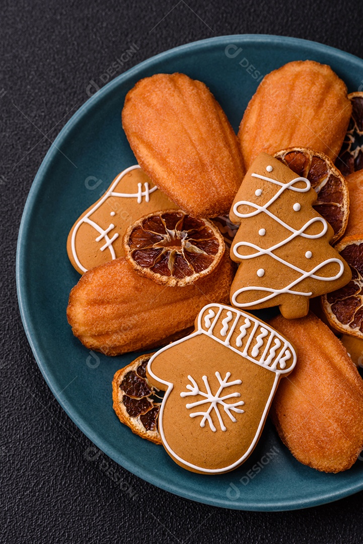 Bolinho francês saboroso em uma tábua de madeira