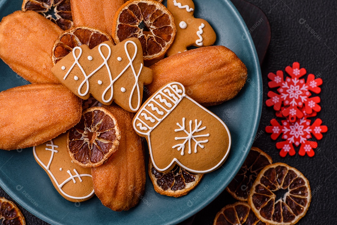 Bolinho francês saboroso em uma tábua de madeira