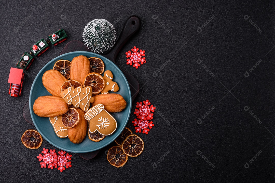 Bolinho francês saboroso em uma tábua de madeira