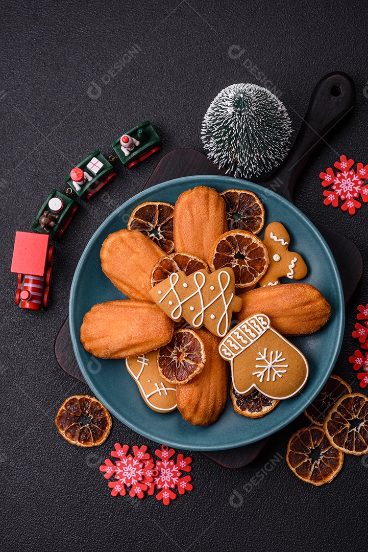 Bolinho francês saboroso em uma tábua de madeira