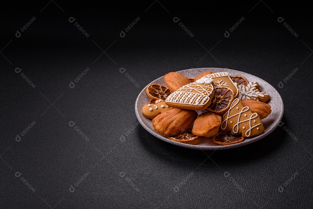 Bolinho francês saboroso em uma tábua de madeira