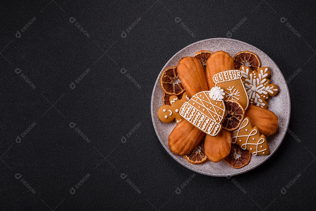 Bolinho francês saboroso em uma tábua de madeira