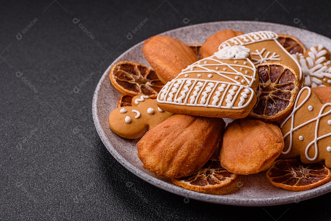 Bolinho francês saboroso em uma tábua de madeira